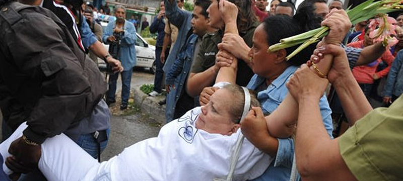 Régimen cubano libera a la dama de blanco Marieta Martínez tras “50 horas de arresto, golpes por la espalda y multas de 180 mil pesos”s