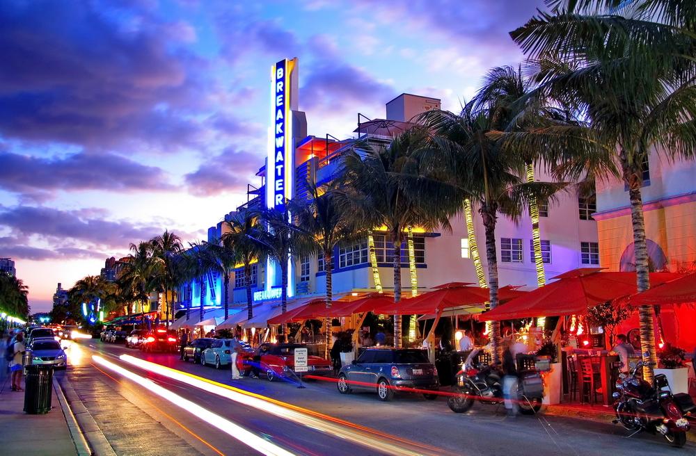 Cierre de negocios ordenado por el condado afecta a empresarios de Miami Beach