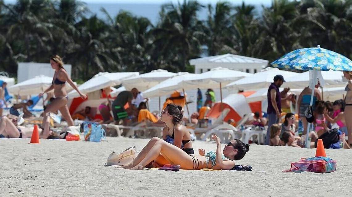 Chicas con poca ropa los entretuvieron mientras les robaban en Miami Beach