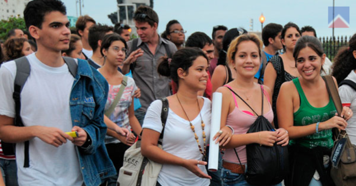 Algunos jóvenes de Miami introducen el socialismo en la ciudad