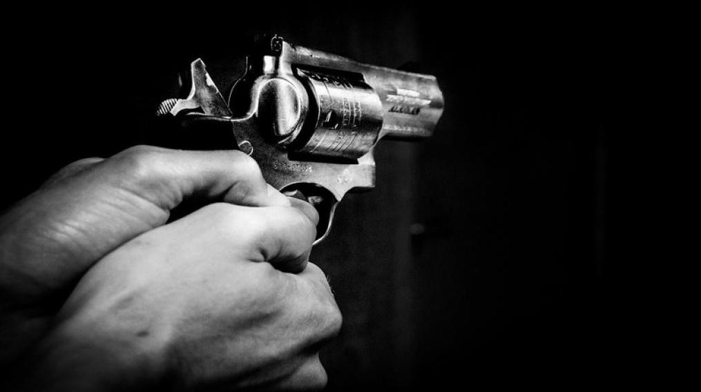 Hombre amenaza con disparar a niños durante un robo en Broward
