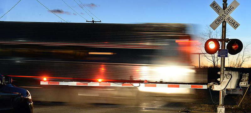 Conductor ignora señal de PARE y choca contra tren en Nassau