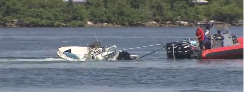 2 tripulantes rescatados tras volcar su embarcación en Haulover Inlet
