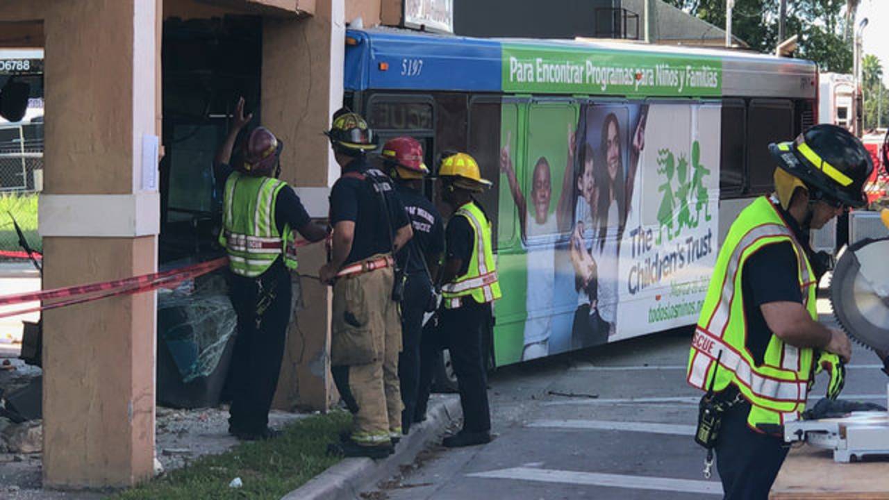 Choque de Metrobús contra tienda de ropa en Little Haiti deja 10 heridos