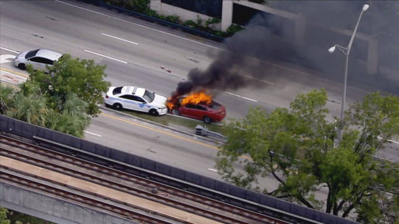 Automóvil se incendió en persecución policíaca y se estrelló en la US 1
