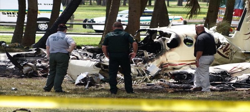 Dos fallecidos al desplomarse un avión bimotor en Lake Worth