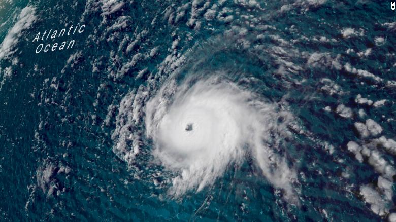 Huracán Florence se debilita ligeramente pero sigue siendo una amenaza para Florida