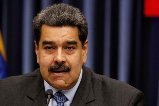 Maduro da clases de periodismo a corresponsal por bomberos presos