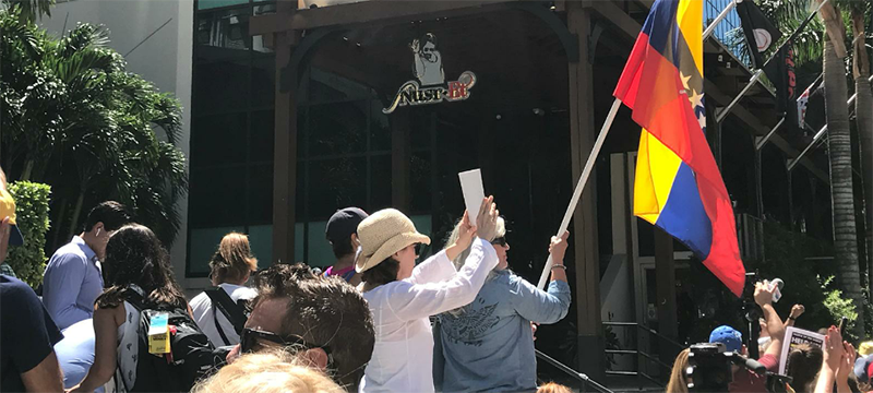 Enérgica protesta en Miami frente al restaurante del cocinero turco Salt Bae