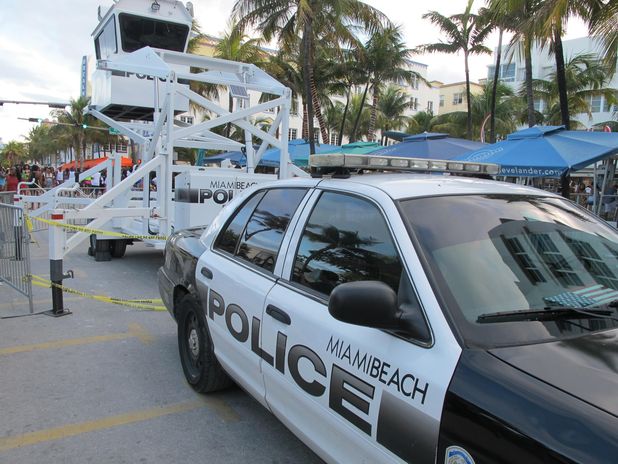 Oficiales de Miami Beach honrados por buen manejo de situación con tirador activo