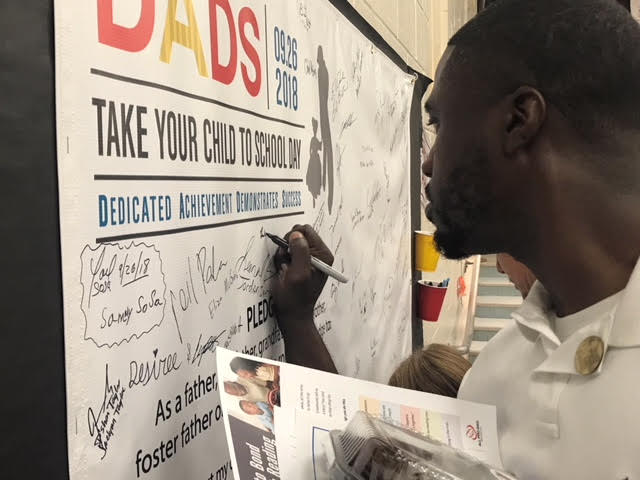 Florida celebra Día de Padres para llevar a sus hijos a la escuela