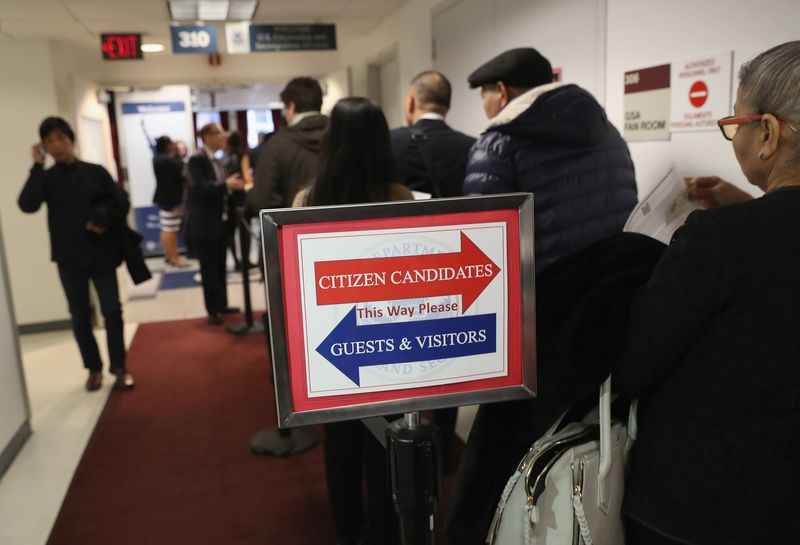 Nueva regla dificulta a inmigrantes pobres solicitud de visa en EEUU