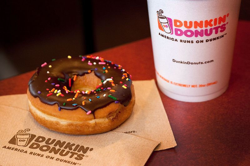 Empleado de Dunkin’ Donuts arrojó una jarra de agua fría a un hombre que descansaba en la cafetería