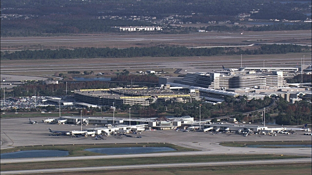 Humo en avión en aeropuerto de Miami envió a una persona al hospital