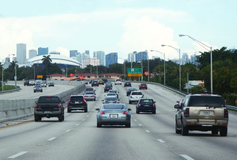 Autoridades cerrarán guarida de drogadictos en autopista Dolphin 836 en Miami