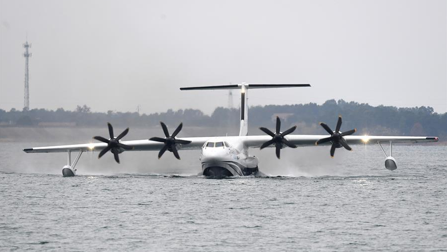 Avión anfibio completó su primer despegue desde el agua