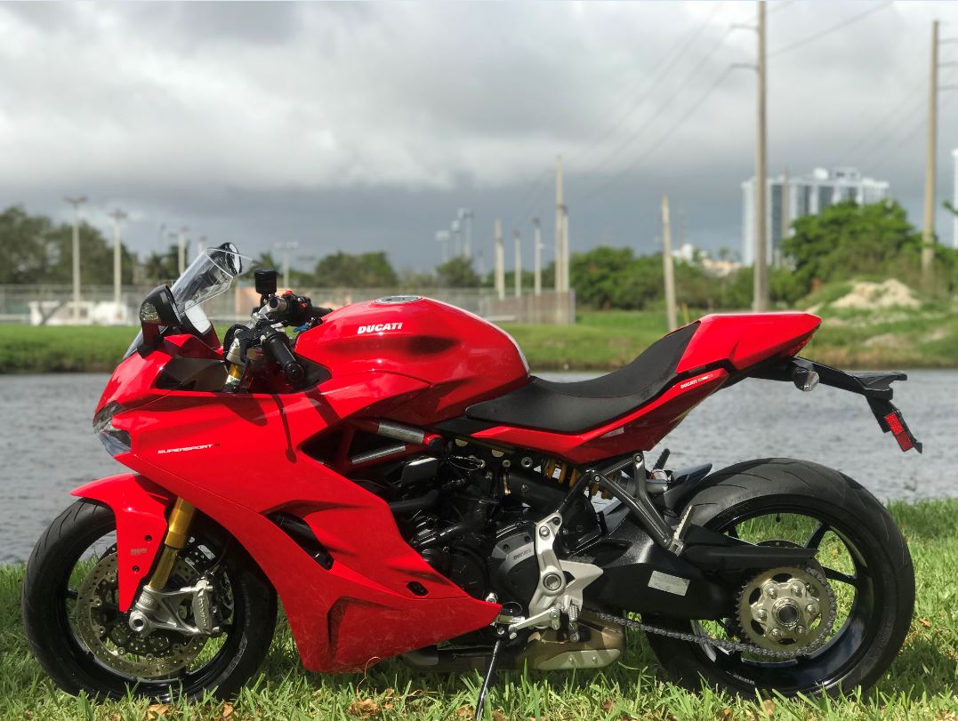 Roban moto Ducati valorada en $ 10,000 frente a una casa en North Miami Beach