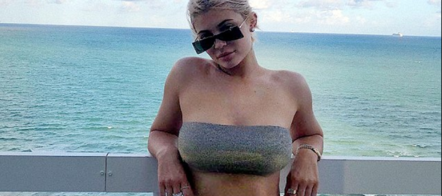 Kylie Jenner mostró sus curvas en traje de baño en Miami