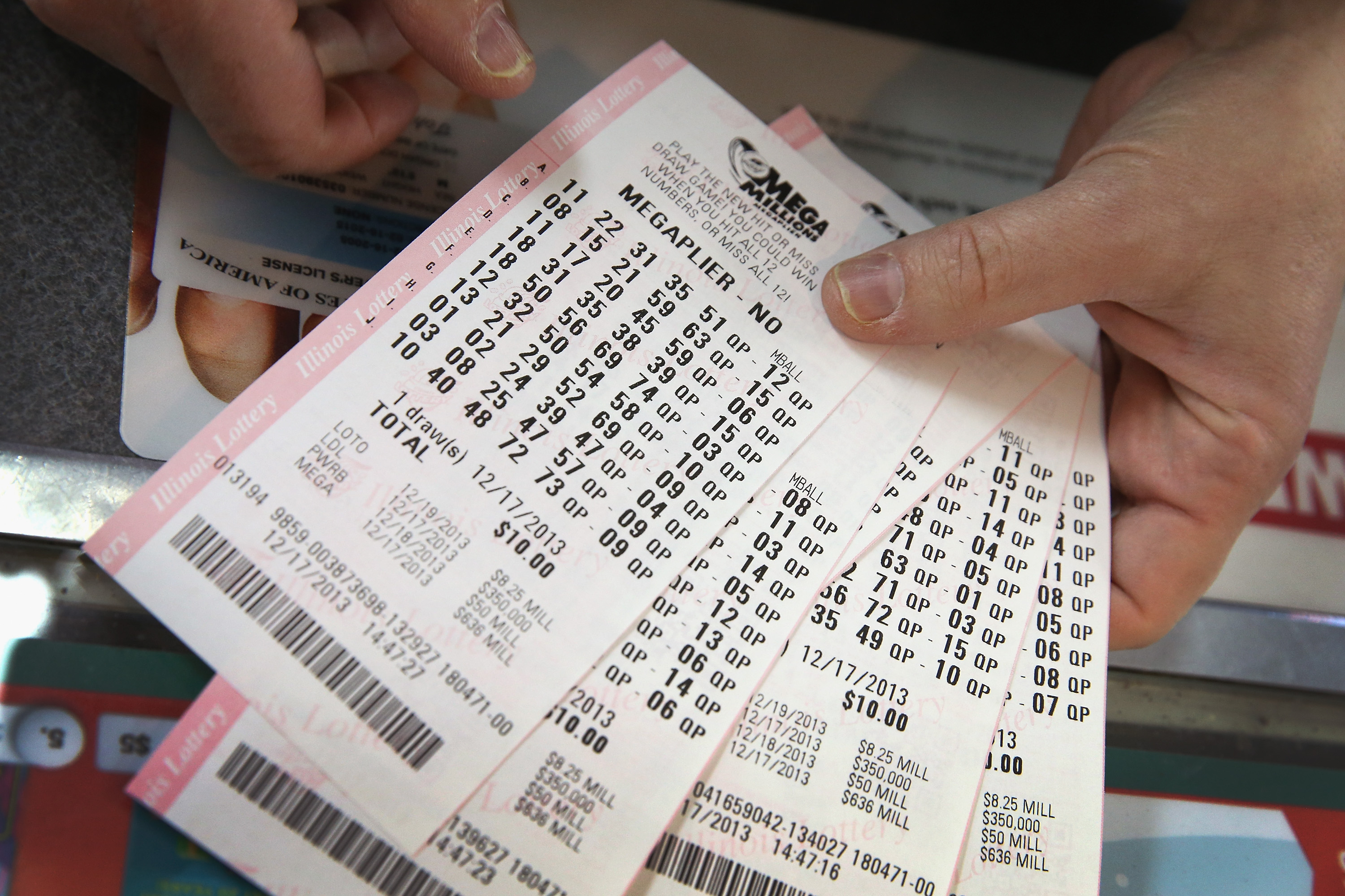Loterías Mega Millions y Powerball suman casi $1,000 millones en premios