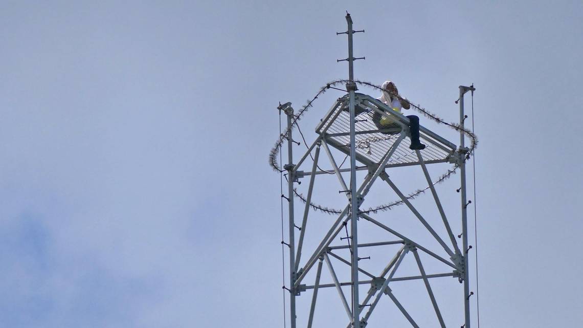 Rescataron fuera de peligro a hombre que trepó a torre telefónica en Hialeah