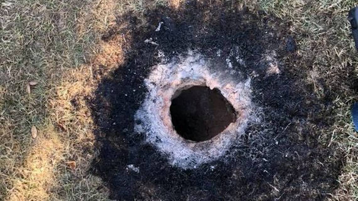 En Arkansas sale fuego de un misterioso hoyo