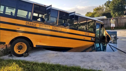 Estudiantes y conductor salieron ilesos luego que autobús se sumergiera una piscina