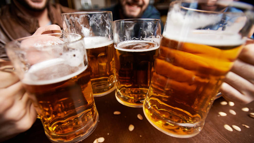 Hombres deben limitar consumo de alcohol a un trago por día para una mejor salud