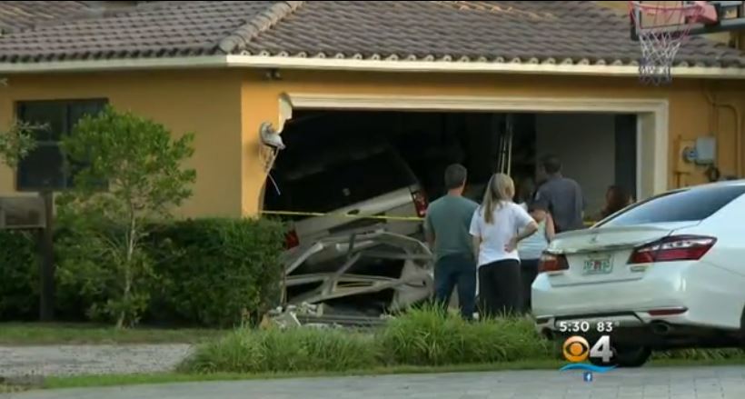 Mujer herida después que conductor se estrella en su garaje de Miami Springs