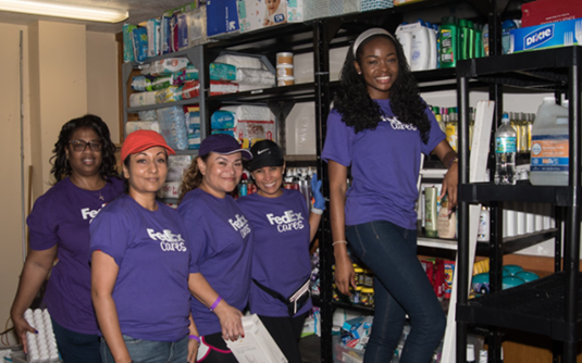 Empleados de FedEx participaron como voluntarios en el hogar de niños de His House