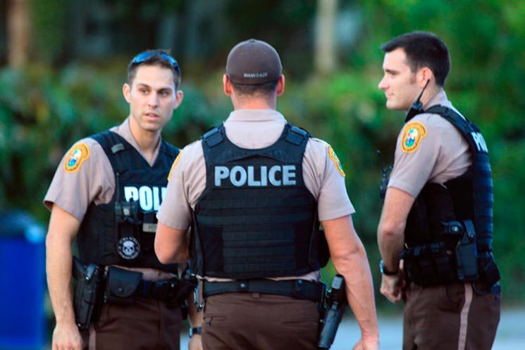 Investigan amenaza de tiroteo en colegio del sur de Florida