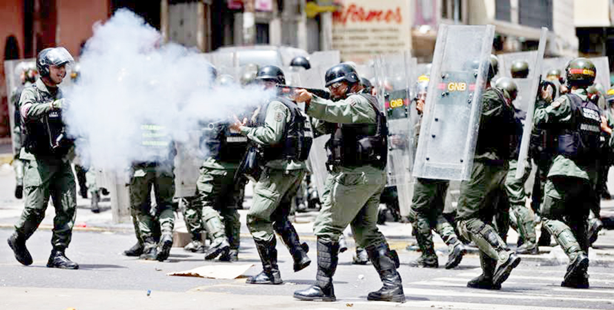 Militares disparan bombas lacrimógenas para impedir concentraciones en Venezuela