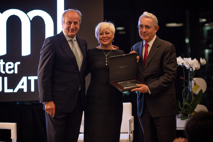 Otorgan premio Executive MasterMind Latino 2018 al ex presidente colombiano Álvaro Uribe