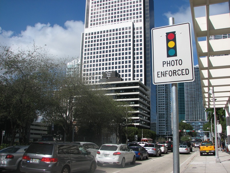 Cámaras rojas: juez determinó que se deben unificar las reglas para multas de tránsito en Miami-Dade