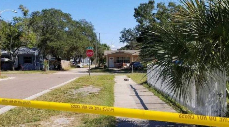 Una bala perdida alcanzó a una mujer mientras desayunaba en su porche