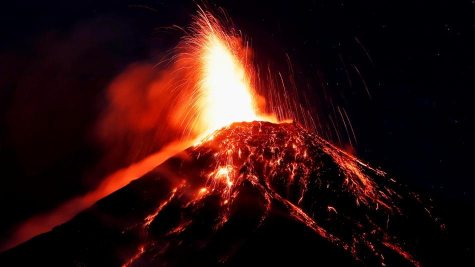 Mortífero volcán guatemalteco aviva de nuevo sus lenguas de fuego