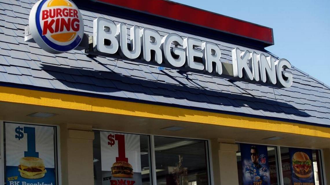 ¡Discriminación! Clientes ofenden a empleado de Burger King por hablar español (Video)