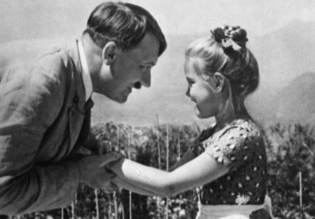 Subastan por más de 11 mil dólares fotografía de Hitler abrazando a niña judía