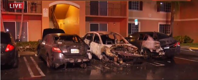 Incendio destruyó autos dentro de complejo de apartamento en Miami-Dade