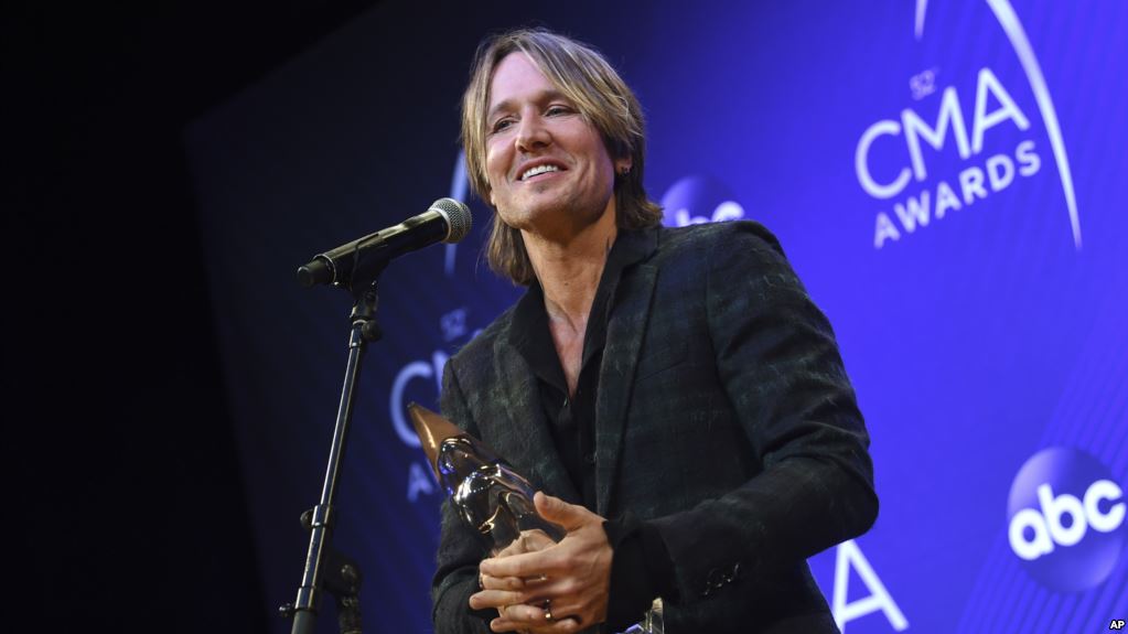Keith Urban gana el máximo galardón en premios CMA