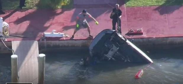 Auto cayó al agua en Miami Beach y sus dos tripulantes salieron ilesos
