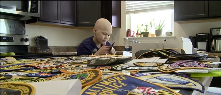 Oficiales del sur de Florida ayudan a un niño con cáncer a recoger parches de policía