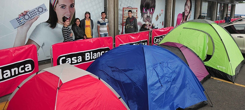 Compradores acamparon fuera de las tiendas en espera de su apertura