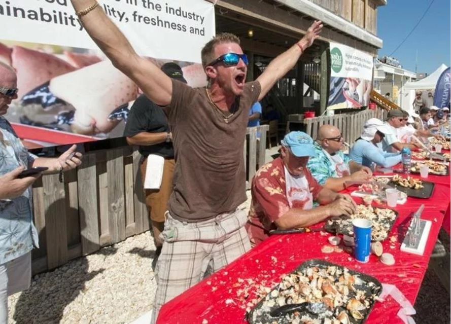 Nuevo campeón de comer cangrejos de piedra de los Cayos de Florida