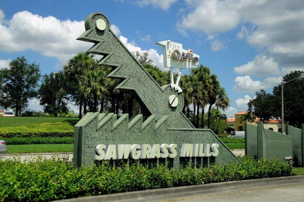 Clientes del centro comercial Sawgrass Mills hicieron largas colas para aprovechar ola de descuentos