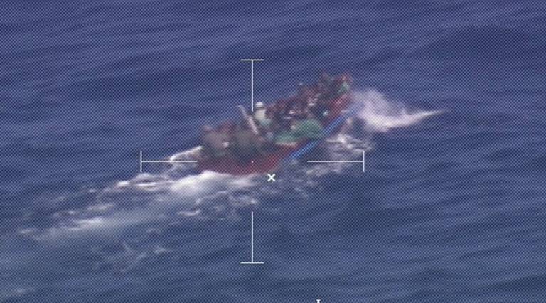 Guardia Costera intercepta bote sobrecargado de migrantes cubanos al norte de La Habana
