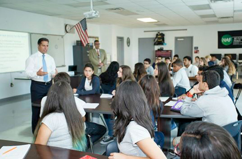 Estudiantes de las escuelas públicas de Miami-Dade se suman al reto de innovación estudiantil del superintendente