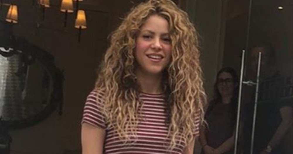 Desde el baúl de los recuerdos: revive el momento en que Shakira muestra su ropa interior en una entrevista (+Video)