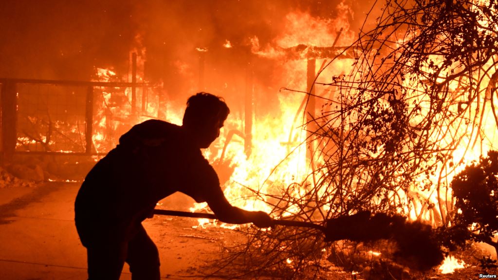 Estrellas de Hollywood afectadas por avance de feroz incendio en California