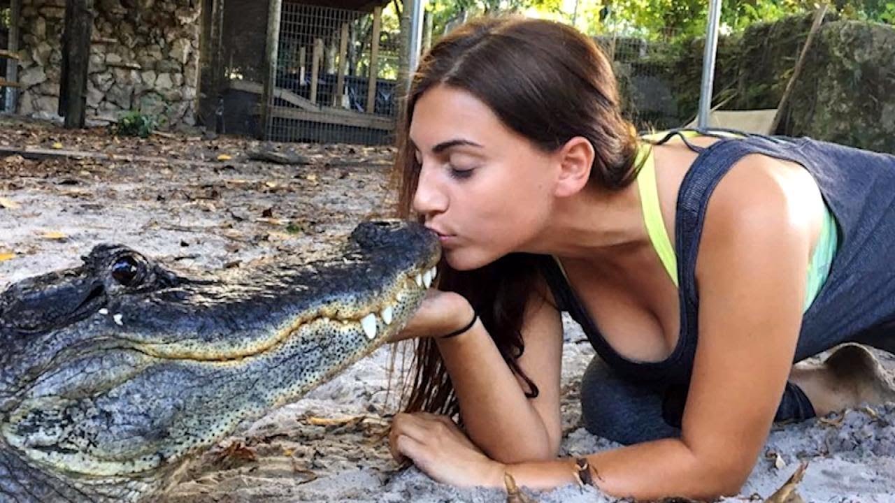 Periodista “baña” a un lagarto con Gabby Scampone en Everglades Holiday Park