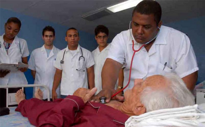 Sistema de salud cubano afectado por el envío masivo de especialistas al exterior